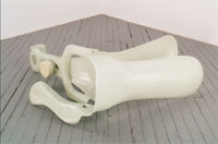 "Speculum III", 2006, Fiberglas, UV-sensible Fäden, 120 x 110 x 40 cm