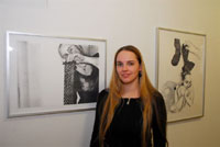 Helga Gasser vor ihren Kunstwerken; Bildrechte Siebinger