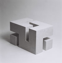 Helene Avramidis, „movingspace 5“, 2003, schamottierter Steinzeugton, 1.200°, Plattentechnik, geschliffen, 80 x 50 x 50 cm