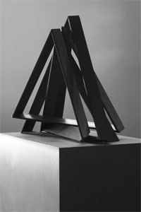 Alois Bauer, ohne Titel, zum Thema: "vergrößerungen-verkleinerungen", 2-teilig, Eisenobjekt, 2002, Höhe 61 cm, dazugehörig 1 Ring, 2004, Gelbgold 750/000, Höhe 32 mm
