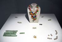 Gunda Maria Cancola, 2 Halsketten, 2 Ringe, 2 Manschettenknöpfe, Stecker, 2007, Kunststoff, Nylon, Silber, Weißgold