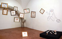 Alessa Esteban, „Burns Like Love”, 2010, Installation: 10 Mischtechniken (Stifte, Tusche, Aquarell), verschiedene Papiere, Holzrahmen, 13 Köpfe (Fimoplast); Wandzeichnung