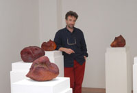 Andrea Fogli mit seinen Skulpturen: "Cuori", 2007, Wachs auf Gips