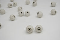 Pauline Heidlmair, „Augenfeld“, 2006/2007, Serie bestehend aus 40 Teilen, Steinzeug: eingefärbte Masse, Durchmesser: zwischen 8 und 9 cm