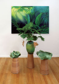 Eren Akinola, „Tropic“, 2009, Installation bestehend aus Bild (Öl auf Leinwand, 100 x 150 cm), drei Keramiken je ca. 50 cm und Fächerpalme