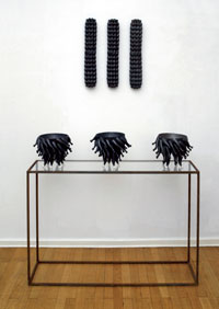 Margit Denz, ohne Titel, 2010, Porzellan metallic-braun, 3 Schalen je Ø 30 cm, h 23 cm, 3 Wandobjekte je 58 x 12 x 5 cm