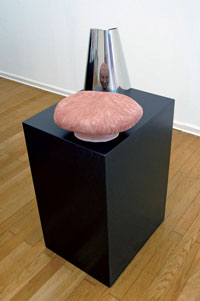 Tanja Fuchs, „Anamorphose“, 2007, Ton gebrannt, Spiegel, Höhe der Köpfe ca 13 und 44 cm