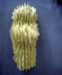 Martina Funder, „Die Gelbe“, 2010, engobierter Ton gebrannt, 48 x 14 x 18 cm