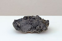 Isabella Primos, „Dosen“, 2008, Steinzeug, gemischte Tonarten, gebrannt im Anagama, Ascheanflugglasur, Größe zwischen 15 x 10 x 8 cm und 40 x 22 x 17,5 cm
