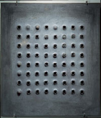 Johann Rainer, „Raster“, 2008, Raku 1000°, je 64 x 50,5 x 4 cm