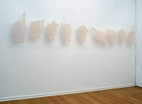 Barbara Schmid, „Handarbeiten“, 2007, Paperclay mit Draht, gebrannt bei 1100 Grad im Elektroofen, Ca. 50 cm x 3 m, 9 teilig