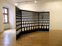Moussa Kone, "coram publico (paravent)", 2010, Holz, Lack, Scharnier, 206 x 300 x 100 cm