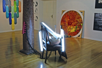 links: D. Caforio Mitte: Installation, Stühle und Neonlicht von F. Núria rechts: X. Escriba