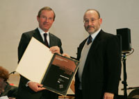 Preisverleihung durch Landeshauptmann-Stv. Dr. Wilfried Haslauer (links) an Salvatore Sciarrino (rechts); Bildrechte Landespressebüro