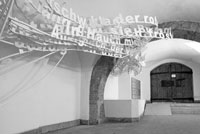 Martin Oberascher, Textual Skulpture, 2009/2010, Kupferrohre, PVC-Buchstaben, Länge ca. 8 m; Foto: Landespressebüro, Otto Wieser