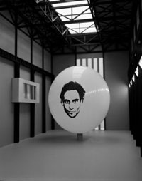 Bernd Oppl, „In den kleinen weißen Zellen“ (Blow me up/Tate Modern), 2007, Modell aus MDF, Kompressor mit elektronisch gesteuerten Pneumatikventilen, Luftballon mit Aufdruck, 75 x 98 x 140 cm