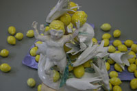 Kristiane Petersmann, Detail aus "Reigen", Figurengruppe mit Zitronen, 2007, Keramik glasiert, Mahjolika, Geamtinstallation ca. 100 x 100 cm