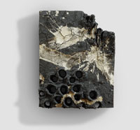 Fritz Radlwimmer, „Kraterlandschaft“, 2006, Schwarzes Steinzeug, Porzellanengobe, Aufbrüche durch geschmolzenen Granit, Reduktionsbrand, Maße 46 x 35 x 5 cm