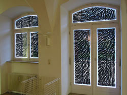 Eingangsraum in der Galerie im Traklhaus: „Struktur-Malerei“ (Tusche auf Glas) an den Fenstern