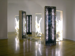 Ausstellung im Traklhaus: „Helgard, Ritschi, Wilhelm,...“, 2003, Sperrholzkästen, Glas, Leuchtstoffröhren, weiße Hemden
