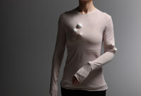 Ursula Guttmann, „[ x ] – tension_1”, 2009, Objekt in Shirt, Nylon, Silikon; Foto: Elisabeth Grebe