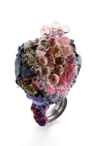 Doris Maninger, „Ring mit Tränen“, 2010, Tantalium, Textil, Glastropfen, handgearbeitet, 7 x 4,5 x 4 cm