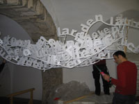 Martin Oberascher, „Textual Sculpture“, Gefrästes Uriol oder Styrodur beschichtet, ca. 2 x 7 x 2 Meter, Aufbau