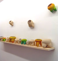 Ingrid Stanzer, „Aua jedenfalls, hatte drei“, 2006, Steinzeug, innen glasiert, teilweise mit Buntstiften bemalt, 21 Teile, je 10 x 15 cm, Ø: 11 cm – 12 cm