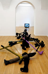 Ferdinand Götz, „Resümee“, 2009, Installation: Schuhe, Strümpfe, Karton, Kunststoff mit Video ca. 25 min.