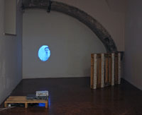 Thomas Hörl, „Glory Hole“, 2009, 1) DVD, 10 min. 2) Objekt aus Palette und Mauerverputzscherben