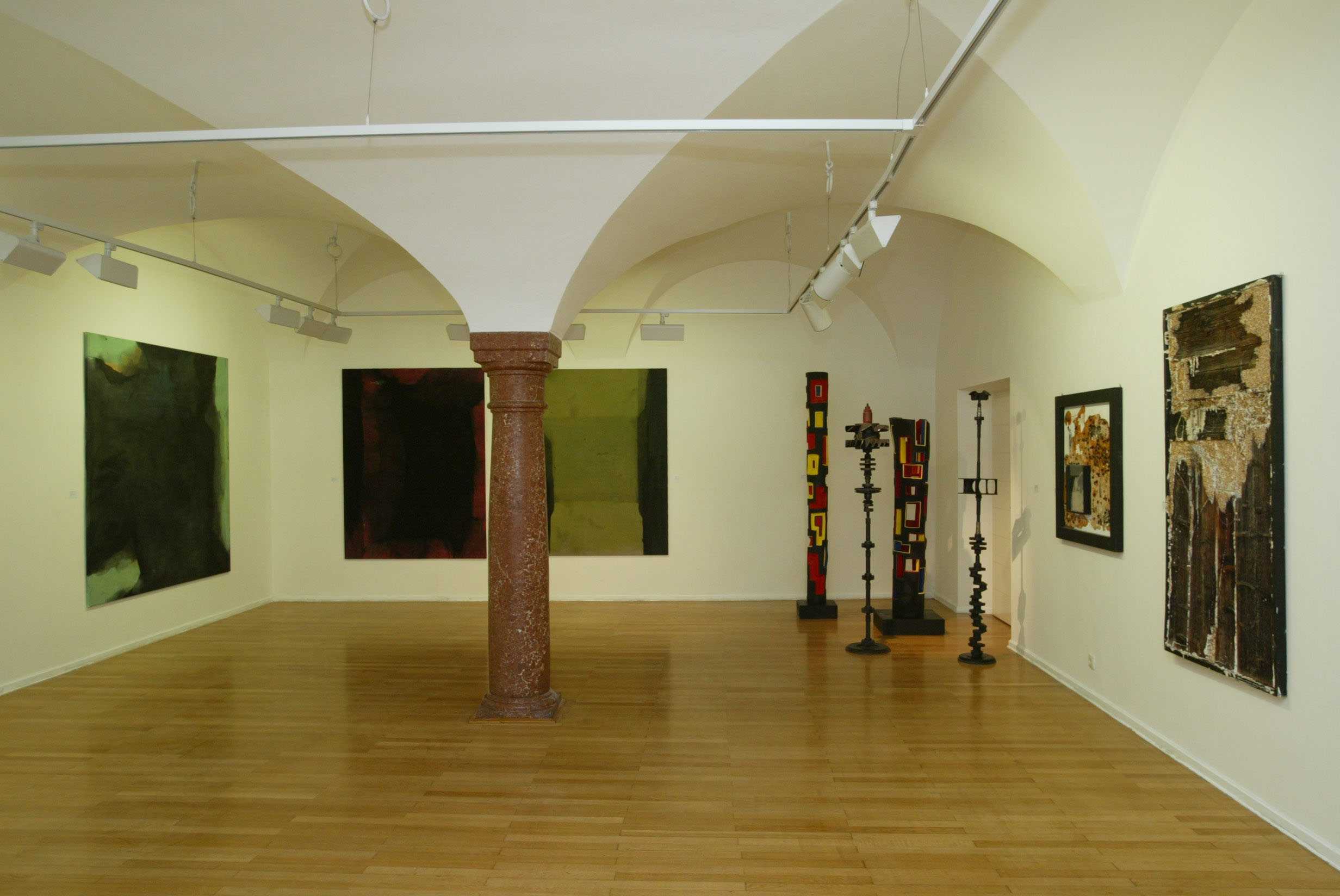 großer Raum: Bilder von Walter Vopava, Skulpturen und Objektbilder von Anton Thuswaldner
