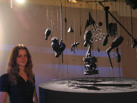 Stephanie Winter neben ihrem Kunstwerk "Reconstructing Identity"