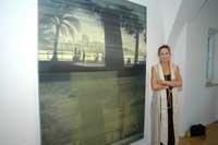 Eva Wagner vor ihrem Bild "Promenade I.", 2006, Mischtechnik auf Leinwand, 220 x 170 cm