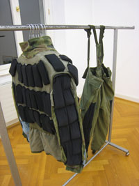 Viktoria Tremmel, Militäranzug mit Gewichten, Installation, ca. 140 x 200 x 50 cm