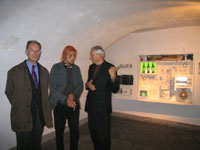Skulpturenpreis 2006: Die Juroren HR DI Axel Wagner und Dr. Werner Thuswaldner mit dem Preisträger Gerald Schicker (in der Mitte) vor dem Kunstwerk, das bis Mitte 2009 im Eingang des Traklhauses präsentiert wird
