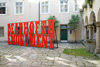 Death of The Monument, 2009, Holz, Kunststoff, 746 x 307 x 100 cm; Courtesy Gabriele Senn Galerie, Wien und der Künstler