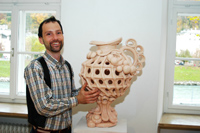 Gerold Tusch mit Vase