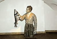 Der "Mann mit Fisch" (Kunststoff, Höhe 200 cm) von Peter Brauneis im Eingang zum Traklhaus