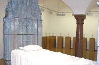 Elmar Trenkwalder, "Bett", Höhe ca. 315 cm; im Hintergrund: Wilfried Gerstel, Installation "14 Nothelfer"