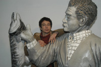 Der Künstler Peter Brauneis mit dem "Mann mit Fisch" im Eingang zum Traklhaus