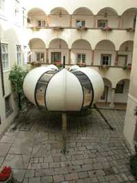 Christoph Steffner, "Spider House", Holz, Metall, Kunststoff, Durchmesser ca. 10 Meter