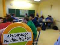 eine arbeitende Schulklasse mit dem Schriftzug Aktionstage Nachhaltigkeit