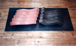 Lilo Schrammel, Zyklus "waves", 2003, Steinzeug, Sand, Pigment/Metall, 180 x 80 cm