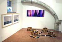 links: DVD-Film und Fotos von R.R. Balsa Mitte: Fotografie von R. Demissy am Boden: Skulpturengruppe aus Terracotta und Erde von B. Mignone