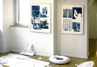 an der Wand: Bilder von G. Gruber am Boden: Installation aus weißem Stoff und Füllmaterial von P.V.Cardoso