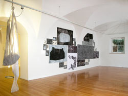 Ausstellung im Traklhaus: "Hängende", 1999, und Zeichnungen aus dem "Glenfiddich-Block", 2004