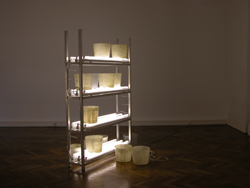 „Regal“, 2004, Polyester, Alu, Leuchtstoffröhren, Höhe ca. 180 cm