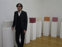 Der Preisträger Markus Schinwald vor seiner Arbeit "Les Boites"