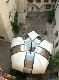 Christoph Steffner, "Spider House", Holz, Metall, Kunststoff, Durchmesser ca. 10 Meter